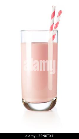 Gros plan du verre milkshake à la fraise avec deux pailles en papier isolées sur fond blanc. Banque D'Images