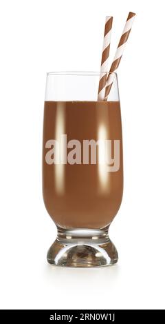 Verre de lait au chocolat ou shake protéiné chocolaté avec des pailles isolées sur fond blanc. Banque D'Images