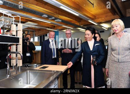 (141120) -- WELLINGTON , le 20 novembre 2014 -- Peng Liyuan (2e R), épouse du président chinois Xi Jinping, visite l'Université Massey à Wellington, Nouvelle-Zélande, le 20 novembre 2014.) (hdt) NOUVELLE-ZÉLANDE-WELLINGTON-CHINE-PENG LIYUAN-MASSEY UNIVERSITY-VISIT RaoxAimin PUBLICATIONxNOTxINxCHN Wellington nov 20 2014 Peng Liyuan 2e r épouse du président chinois Xi Jinping visite l'Université Massey à Wellington Nouvelle-Zélande nov 20 2014 HDT Nouvelle-Zélande Wellington Chine Peng Liyuan Massey University visite RaoxAimin PUBLICATIONxNOTxINxCHN Banque D'Images