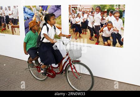 (141120) -- PHNOM PENH, 20 novembre 2014 -- une écolière et un petit garçon passent devant des photos prises par des enfants lors d'une exposition à Phnom Penh, Cambodge, le 20 novembre 2014. Une exposition d un mois pour les photos d enfants a débuté ici jeudi pour marquer la Journée universelle des enfants. Sovannara) CAMBODGE-PHNOM PENH-EXHIBITION-ENFANTS phnompenh PUBLICATIONxNOTxINxCHN Phnom Penh novembre 20 2014 une écolière et un petit garçon passent photos prises par des enfants pendant l'exposition à Phnom Penh Cambodge novembre 20 2014 une exposition d'un mois pour les enfants S photos a débuté ici jeudi pour marquer l'Uni Banque D'Images