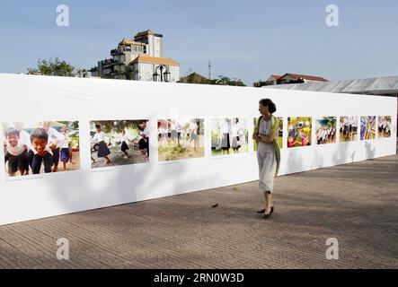 (141120) -- PHNOM PENH, 20 novembre 2014 -- Une femme regarde des photos prises par des enfants lors d'une exposition à Phnom Penh, Cambodge, le 20 novembre 2014. Une exposition d un mois de photos d enfants a débuté ici jeudi pour marquer la Journée universelle des enfants. Sovannara) CAMBODGE-PHNOM PENH-EXHIBITION-ENFANTS phnompenh PUBLICATIONxNOTxINxCHN Phnom Penh nov. 20 2014 une femme voit des photos prises par des enfants pendant l'exposition à Phnom Penh Cambodge nov. 20 2014 une exposition d'un mois d'enfants S photos a débuté ici jeudi pour marquer la Journée universelle des enfants au Cambodge Phnom Penh exposition Banque D'Images