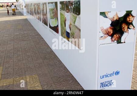 (141120) -- PHNOM PENH, 20 novembre 2014 -- les gens voient des photos prises par des enfants lors d'une exposition à Phnom Penh, Cambodge, le 20 novembre 2014. Une exposition d un mois de photos d enfants a débuté ici jeudi pour marquer la Journée universelle des enfants. Sovannara) CAMBODGE-PHNOM PENH-EXHIBITION-ENFANTS phnompenh PUBLICATIONxNOTxINxCHN Phnom Penh nov 20 2014 célébrités Voir les photos prises par des enfants pendant l'exposition à Phnom Penh Cambodge nov 20 2014 une exposition d'un mois de photos S enfants a démarré ici jeudi pour marquer la Journée universelle des enfants Cambodge exposition à Phnom Penh Banque D'Images