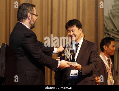 (141120) -- PHNOM PENH, le 20 novembre 2014 -- Jeremy Zwinger (à gauche), président-directeur général de Rice Trader, remet le prix du meilleur riz au monde 2014 à Sok Puthyvuth, président de la Fédération cambodgienne du riz à Phnom Penh, Cambodge, le 20 novembre 2014. Le riz parfumé du Cambodge et de la Thaïlande a reçu le prix du meilleur riz au monde pour 2014 lors de la 6e Conférence mondiale du riz, jeudi. CAMBODIA-PHNOM PENH-RICE-AWARD Sovannara PUBLICATIONxNOTxINxCHN Phnom Penh nov 20 2014 Jeremy Kennel le Président et Directeur général de The Rice Trader présente le World S Best Rice Award Banque D'Images