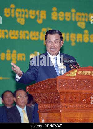 (141120) -- PHNOM PENH, le 20 novembre 2014 -- le Premier ministre cambodgien Hun Sen prend la parole à Phnom Penh, Cambodge, le 20 novembre 2014. Hun Sen a déclaré jeudi que lui et son gouvernement n'avaient pas le droit d'ordonner aux tribunaux d'arrêter ou de libérer les suspects ayant commis des crimes. (Bxq) CAMBODGE-PHNOM PENH-PM Sovannara PUBLICATIONxNOTxINxCHN Phnom Penh nov. 20 2014 les premiers ministres cambodgiens HUN Sen prennent la parole à Phnom Penh Cambodge nov. 20 2014 HUN Sen a déclaré jeudi Thatcher que son gouvernement et lui n'ont aucun droit d'ordonner aux tribunaux d'arrêter ou de libérer les suspects ayant commis DES CRIMES Cambodge Phnom Banque D'Images