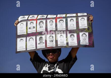 (141121) -- SAN SALVADOR, Un étudiant tient une pancarte lors d'une manifestation pour protester contre la disparition de 43 étudiants de l'école rurale normale mexicaine d'Ayotzinapa, dans la ville de San Salvador, capitale du Salvador, le 20 novembre 2014. Dans le cadre de la commémoration du 104e anniversaire du début de la Révolution mexicaine, diverses organisations sociales et étudiantes ont appelé à des manifestations, des marches, et des barrages dans la zone de l'aéroport et dans différentes parties du Mexique et dans d'autres villes du monde, appelant au retour en toute sécurité des 43 étudiants disparus du Teac rural Raul Isidro Burgos Banque D'Images