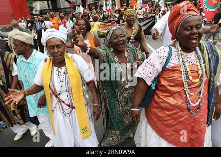 (141120) -- SAO PAULO, le 20 novembre 2014 -- des personnes participent à la célébration de la Journée de la conscience noire à Sao Paulo, Brésil, le 20 novembre 2014. La Journée de la conscience noire a été célébrée pour la première fois en 1978 pour commémorer Zumbi dos Palmares, un brésilien noir qui a dirigé un groupe d'esclaves fugueurs au Brésil, connu sous le nom de Quilombo dos Palmares, pour combattre les colonisateurs portugais de l'époque au 17e siècle et a été tué dans une embuscade le 20 novembre 1695. Rahel Patrasso) (jg) BRÉSIL-SAO PAULO-BLACK CONSCIOUSNESS DAY e RahelxPatrasso PUBLICATIONxNOTxINxCHN Sao Paulo Nov 20 2014 célébrités participent à la ce Banque D'Images