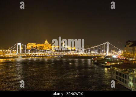 (141121) -- BUDAPEST, photo prise le 20 novembre 2014, montre le pont Elisabeth à Budapest, Hongrie. Cette année marque le 50e anniversaire du nouveau pont Elisabeth qui a été remis le 21 novembre 1964. Il est nommé d'après Elisabeth de Bavière, reine populaire de Hongrie et impératrice d'Autriche, assassinée en 1898. Le pont Elisabeth original a été construit entre 1897 et 1903, et a été détruit par des sapeurs de la Wehrmacht en retraite le 18 janvier 1945. Le pont situé dans la partie la plus étroite du Danube dans la région de Budapest relie Buda et Pest.) (LMZ) PONT HONGRIE-BUDAPEST-ELISABETH Banque D'Images