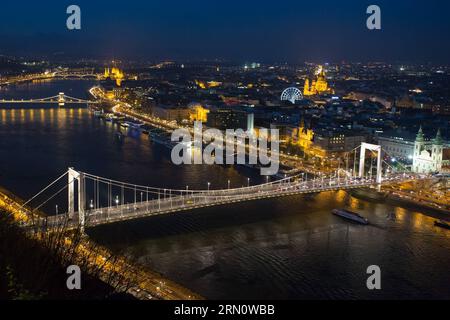 (141121) -- BUDAPEST, photo prise le 20 novembre 2014, montre le pont Elisabeth à Budapest, Hongrie. Cette année marque le 50e anniversaire du nouveau pont Elisabeth qui a été remis le 21 novembre 1964. Il est nommé d'après Elisabeth de Bavière, reine populaire de Hongrie et impératrice d'Autriche, assassinée en 1898. Le pont Elisabeth original a été construit entre 1897 et 1903, et a été détruit par des sapeurs de la Wehrmacht en retraite le 18 janvier 1945. Le pont situé dans la partie la plus étroite du Danube dans la région de Budapest relie Buda et Pest.) (LMZ) PONT HONGRIE-BUDAPEST-ELISABETH Banque D'Images