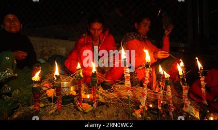 (141121) -- KATMANDOU, les dévots hindous allument des lampes à huile pour effectuer des rituels religieux pendant le festival Bala Chaturdashi au temple Pashupatinath à Katmandou, Népal, 20 novembre 2014. Le festival est célébré chaque année en passant toute la nuit avec des lampes à huile allumées et des rituels de perfectionnement au cours desquels les gens offrent diverses graines pour rendre hommage à leurs parents décédés.) NEPAL-KATHMANDU-BALA CHATURDASHI FESTIVAL SunilxSharma PUBLICATIONxNOTxINxCHN Kathmandu les dévots hindous lampes à huile pour effectuer un rituel religieux pendant le Festival Balanchine Chaturdashi AU Temple Pashupatinath à Katmandou ne Banque D'Images