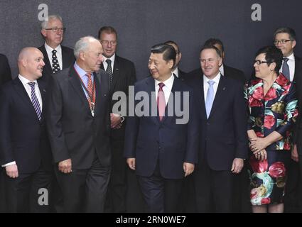 (141121) -- AUCKLAND, le 21 novembre 2014 -- le président chinois Xi Jinping (C, front) et le premier ministre néo-zélandais John Key (2e R, front) rencontrent des membres du Conseil chinois néo-zélandais après avoir assisté à la cérémonie de lancement du Forum des maires sino-néo-zélandais à Auckland, en Nouvelle-Zélande, le 21 novembre 2014.) (Ry) NOUVELLE-ZÉLANDE-AUCKLAND-CHINE-XI JINPING-FORUM MaxZhancheng PUBLICATIONxNOTxINxCHN Auckland novembre 21 2014 le président chinois Xi Jinping C Front et les premiers ministres néo-zélandais John Key 2e r Front rencontrent les membres du Conseil chinois néo-zélandais après avoir assisté à la cérémonie de lancement de China New Banque D'Images