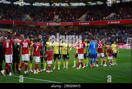 Burnley les joueurs de l'équipe première s'alignent avant Nottingham Forest contre Burnley FC au City Ground Nottingham pour le match de la Carabao Cup du 30 au 27 août 2023 Banque D'Images