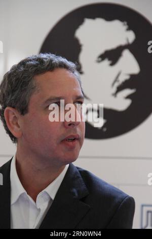 L’écrivain et mathématicien argentin Guillermo Martinez réagit lors de la cérémonie de remise du prix Gabriel Garcia Marquez Spanish American Tale Award à Bogota, capitale de la Colombie, le 21 novembre 2014. Le prix a été remis à Martinez des mains du président colombien Juan Manuel Santos. German Enciso/) (rhj) MADATORY CREDIT NO FILE-NO SALES ÉDITEURS USE ONLY COLOMBIA OUT COLOMBIA-BOGOTA-AWARD-GUILLERMO MARTINEZ COLPRENSA PUBLICATIONxNOTxINxCHN écrivain argentin et Guillermo Martinez réagit lors de la cérémonie de remise de Gabriel Garcia Marquez Spanish American Tale Award à Bogota capitale Banque D'Images