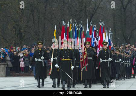 (141123) -- VILNIUS, le 23 novembre 2014 -- la Garde d'honneur porte les drapeaux des pays membres de l'OTAN lors de la célébration à Vilnius, Lituanie, le 23 novembre 2014. Les forces armées lituaniennes et les troupes de certains pays membres de l'OTAN ont organisé un gala avec formation dimanche pour célébrer la Journée des forces armées. Le premier décret de la Lituanie sur la création de forces armées a été approuvé le 23 novembre 1918, date à laquelle est devenue la Journée des forces armées du pays balte. )(bxq) LITUANIE-VILNIUS-JOURNÉE DES FORCES ARMÉES AlfredasxPliadis PUBLICATIONxNOTxINxCHN Vilnius novembre 23 2014 Garde d'HONNEUR portez les drapeaux des pays membres de l'OTAN SUR le Banque D'Images