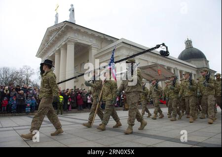 (141123) -- VILNIUS, le 23 novembre 2014 -- les forces armées américaines assistent à la célébration avec une formation à Vilnius, Lituanie, le 23 novembre 2014. Les forces armées lituaniennes et les troupes de certains pays membres de l'OTAN ont organisé un gala avec formation dimanche pour célébrer la Journée des forces armées. Le premier décret de la Lituanie sur la création de forces armées a été approuvé le 23 novembre 1918, date à laquelle est devenue la Journée des forces armées du pays balte. )(bxq) LITUANIE-VILNIUS-JOURNÉE DES FORCES ARMÉES AlfredasxPliadis PUBLICATIONxNOTxINxCHN Vilnius novembre 23 2014 les forces armées de l'U participent à la célébration avec une formation à Vilnius Lituanie ON Banque D'Images