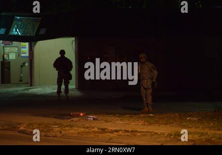 FERGUSON, le 25 novembre 2014 -- des membres de la Garde nationale en tenue anti-émeute se tiennent sur le site de la manifestation à l'extérieur du poste de police Ferguson, St. Comté de Louis, Missouri, États-Unis d'Amérique, 25 novembre 2014. Plus de 1 500 soldats de la Garde nationale ont rejoint environ 700 gardiens qui étaient déjà sur les lieux pour aider les forces de l'ordre locales à protéger les résidents et les biens à Ferguson, un jour après qu'un grand jury a refusé de remettre un acte d'accusation contre l'officier de police de Ferguson Darren Wilson, qui a tiré et tué un adolescent non armé Michael Brown en août. ) U.S.-FERGUSON-RALLY YinxBogu PUBLICATIONxNOTxINxCHN F Banque D'Images