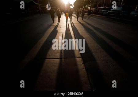 (141126) -- SANTIAGO, le 26 novembre 2014 -- des manifestants participent à une marche pour marquer la Journée internationale pour l'élimination de la violence à l'égard des femmes, à Santiago, Chili, le 25 novembre 2014.) CHILE-SANTIAGO-SOCIETY-REMEBRATION JORGExVILLEGAS PUBLICATIONxNOTxINxCHN Santiago 26 2014 novembre une manifestante participe à une marche pour marquer la Journée internationale pour l'élimination de la violence contre les femmes à Santiago Chili LE 25 2014 novembre Chili Santiago Society Rememoration PUBLICATIONxNOTxINxCHN Banque D'Images
