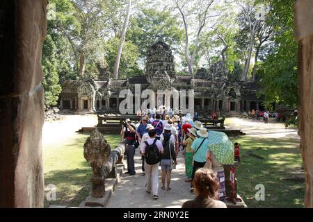 (141126) -- PHNOM PENH, 26 novembre 2014 -- des touristes visitent le temple Ta Prohm dans le complexe d'Angkor dans la province de Siem Reap, Cambodge, le 26 novembre 2014. Le temple d'Angkor Wat au Cambodge, l'un des sites du patrimoine mondial, a gagné un revenu brut de 47,3 millions de dollars américains grâce à la vente de billets au cours des 10 premiers mois de 2014, a déclaré mercredi l'Autorité Apsara, qui est chargée de la protection et de la gestion du site. )(hy) CAMBODIA-SIEM REAP-HERITAGE-REVENUE Sovannara PUBLICATIONxNOTxINxCHN Phnom Penh nov. 26 2014 touristes visitent le temple de Ta Prohm dans le complexe d'Angkor dans la province de Siem Reap Cambodge LE nov Banque D'Images