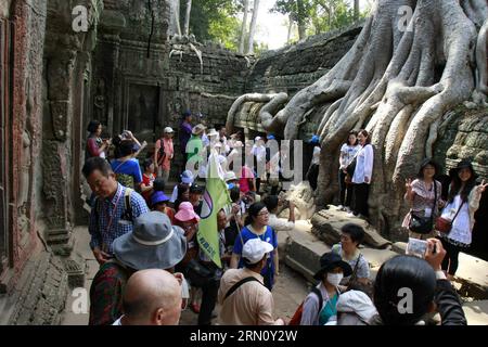 (141126) -- PHNOM PENH, 26 novembre 2014 -- des touristes visitent le temple Ta Prohm dans le complexe d'Angkor dans la province de Siem Reap, Cambodge, le 26 novembre 2014. Le temple d'Angkor Wat au Cambodge, l'un des sites du patrimoine mondial, a gagné un revenu brut de 47,3 millions de dollars américains grâce à la vente de billets au cours des 10 premiers mois de 2014, a déclaré mercredi l'Autorité Apsara, qui est chargée de la protection et de la gestion du site. )(hy) CAMBODIA-SIEM REAP-HERITAGE-REVENUE Sovannara PUBLICATIONxNOTxINxCHN Phnom Penh nov. 26 2014 touristes visitent le temple de Ta Prohm dans le complexe d'Angkor dans la province de Siem Reap Cambodge LE nov Banque D'Images