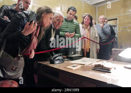 Les gens visitent le bunker anti-nucléaire construit par l'ancien dirigeant albanais Enver Hoxha, à l'est de Tirana, capitale de l'Albanie, le 2014 novembre. Des milliers de personnes à travers l'Albanie ont visité samedi le nouveau musée - Bunk Art à l'occasion du 70e anniversaire de la libération de l'Albanie. Le bâtiment souterrain de cinq étages, construit entre 1972 et 1978 dans la montagne Dajti située à l est de Tirana, visait à protéger les élites politiques et militaires du régime en cas d attaque atomique. () ALBANIAN-TIRANA-ANTI NUCLÉAIRE BUNKER-OUVERT AU PUBLIC Xinhua PUBLICATIONxNOTxINxCHN Celebritie Banque D'Images