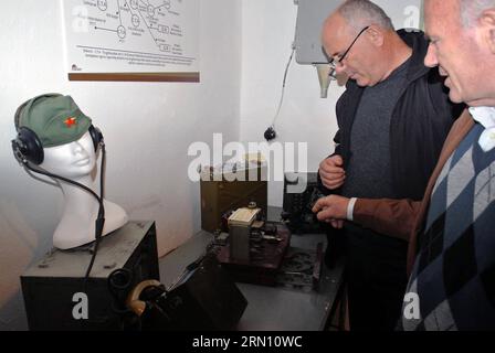 Les gens visitent le bunker anti-nucléaire construit par l'ancien dirigeant albanais Enver Hoxha, à l'est de Tirana, capitale de l'Albanie, le 2014 novembre. Des milliers de personnes à travers l'Albanie ont visité samedi le nouveau musée - Bunk Art à l'occasion du 70e anniversaire de la libération de l'Albanie. Le bâtiment souterrain de cinq étages, construit entre 1972 et 1978 dans la montagne Dajti située à l est de Tirana, visait à protéger les élites politiques et militaires du régime en cas d attaque atomique. () ALBANIAN-TIRANA-ANTI NUCLÉAIRE BUNKER-OUVERT AU PUBLIC Xinhua PUBLICATIONxNOTxINxCHN Celebritie Banque D'Images