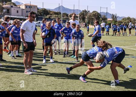 Lumio, France. 30 août 2023. Afrique du Sud joueur lors de la séance d'entraînement de l'équipe à Lumio, en Corse, sur l'île méditerranéenne française de Corse le 30 août 2023, avant la coupe du monde de rugby 2023 en France. Les champions du monde sud-africains de rugby poursuivent leur préparation en Corse, eux qui font de la Corse un pays hôte pour cette préparation à la coupe du monde. La Ligue Corse de Rugby avait prévu que les fans de ce sport se retrouvent à Lumio pour assister à l’entraînement des Springboks. Photo de Shootpix/ABACAPRESS.COM crédit : Abaca Press/Alamy Live News Banque D'Images