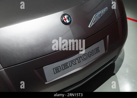 Saint-Pétersbourg, Russie - 29 janvier 2021 : Alfa Romeo Bella détails de la voiture, le nom de la marque et les logotypes de Bertone et Alfa Romeo sont sur le gris brillant sports ca Banque D'Images