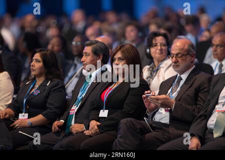 (141201) -- LIMA, le 1 décembre 2014 -- des représentants assistent à la séance d'ouverture de la séance plénière de la 20e Conférence des Parties (COP 20) de la Convention-cadre des Nations Unies sur les changements climatiques (CCNUCC) à Lima, capitale du Pérou, le 1 décembre 2014. Les négociations annuelles des Nations Unies sur le changement climatique mondial ont débuté lundi dans la capitale péruvienne Lima, dans l espoir de conclure un nouvel accord international sur le climat avant les négociations clés à Paris en 2015, mais les négociations de cette année devaient être intenses. PÉROU-LIMA-COP 20-CHANGEMENT CLIMATIQUE-OUVERTURE XuxZijian PUBLICATIONxNOTxINxCHN Lima DEC 1 2014 REPRESEN Banque D'Images