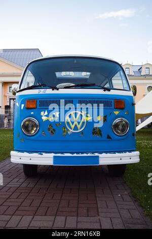 Saint-Pétersbourg, Russie - 1 juillet 2021 : bus Volkswagen transporter T2 bleu blanc stationnés sur une voie pavée, vue de face Banque D'Images