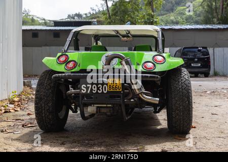 Mahé, Seychelles - 7 août 2023 : buggy de plage noir vert stationné par une journée ensoleillée, vue arrière Banque D'Images