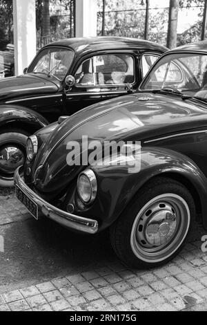 Colombo, Sri Lanka - 30 novembre 2021 : les voitures Volkswagen Kafer vintage sont stationnées dans la rue. Photo noir et blanc verticale Banque D'Images