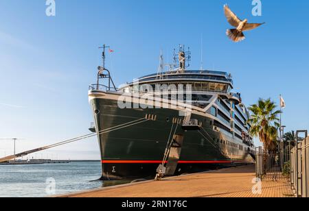 Bateau de croisière entrant dans le port de Sète, un matin d'été, en Occitanie, France Banque D'Images