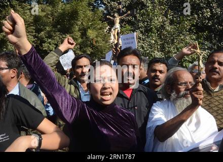 AKTUELLES ZEITGESCHEHEN Christen protestieren in Neu Delhi nach dem Brand in einer katholischen Kirche (141202) -- NEW DELHI, 2 décembre 2014 () -- des manifestants brandissent des pancartes et des slogans lors d'un rassemblement après qu'un incendie ait détruit une église catholique à l'extérieur du siège de la police de Delhi, en Inde, le 2 décembre 2014. Des centaines de chrétiens ont protesté mardi contre le siège de la police de Delhi, exigeant une enquête sur l'éviscération d'une église catholique. ()(bxq) INDIA-NEW DELHI-PROTEST Xinhua PUBLICATIONxNOTxINxCHN Actualités événements chrétiens protestent à New Delhi après la marque dans un cathol Banque D'Images