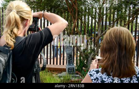 (141204) -- JOHANNESBURG, le 4 décembre 2014 -- deux visiteurs prennent des photos d'un monument au Musée national Nelson Mandela à Soweto, au sud-ouest de Johannesburg, en Afrique du Sud, le 4 décembre 2014. Le musée national Nelson Mandela, communément appelé Mandela House, est situé à Soweto, au sud-ouest de Johannesburg, en Afrique du Sud, où Nelson Mandela a vécu de 1946 à 1962. Alors que le 1e anniversaire du décès de Nelson Mandela qui tombe le 5 décembre approche, un nombre croissant de visiteurs viennent au Musée pour commémorer le défunt Président de l Afrique du Sud. AFRIQUE DU SUD-SOWETO-MANDELA HOUSE-1ST AN Banque D'Images