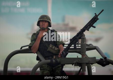 AKTUELLES ZEITGESCHEHEN Sicherheitskräfte sicher den Ibero-Amerikanischen Gipfel in Mexiko (141208) -- VERACRUZ, 8 décembre 2014 -- Un soldat monte la garde dans une rue devant le 24e Sommet ibéro-américain 2014, à Boca del Rio, Veracruz, Mexique, le 8 décembre 2014. Le 24e Sommet ibéro-américain 2014 de deux jours a débuté lundi. Pedro Mera) (rtg) MEXICO-VERACRUZ-POLITICS-SUMMIT e PedroxMera PUBLICATIONxNOTxINxCHN Actualités les forces de sécurité s'assurent le Sommet ibéro-américain au Mexique Veracruz DEC 8 2014 un soldat monte la garde dans une rue avant le 24e Sommet ibéro-américain 2014 à BOC Banque D'Images