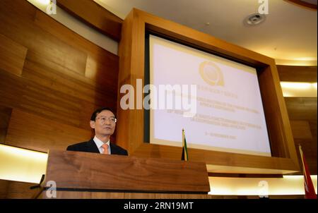 (141209) -- PRETORIA, le 9 décembre 2014 -- Zhang Ming, vice-ministre chinois des Affaires étrangères, s'adresse à la cérémonie d'ouverture de la 10e réunion des hauts fonctionnaires du Forum sur la coopération sino-africaine (FOCAC) à Pretoria, en Afrique du Sud, le 9 décembre 2014. La 10e réunion des hauts fonctionnaires de la FOCAC s’est ouverte ici mardi. )(yxb) AFRIQUE DU SUD-PRETORIA-FOCAC-CÉRÉMONIE D'OUVERTURE ZhaixJianlan PUBLICATIONxNOTxINxCHN Pretoria DEC 9 2014 Zhang Ming les vice-ministres chinois des Affaires étrangères prennent la parole lors de la cérémonie d'ouverture de la 10e réunion des hauts fonctionnaires du Forum SUR LA coopération Chine-Afrique FOCAC à Pretoria Sud A Banque D'Images
