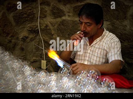 AKTUELLES ZEITGESCHEHEN Mexiko - Produktion von Weihnachtsbaumkugeln in Michoacan (141210) -- MICHOACAN, 10 décembre 2014 -- l'image prise le 6 décembre 2014 montre un homme faisant une sphère à Tlalpujahua, dans l'État de Michoacan, au Mexique. La ville magique de Tlalpujahua est réputée pour ses sphères de Noël créées par ses artisans. Bernardo Maldonado) MEXIQUE-MICHOACAN-SOCIETY-CHRISTMAS-FEATURE e BernardoxMaldonado PUBLICATIONxNOTxINxCHN Actualités Mexique production de boules d'arbre de Noël à Michoacan Michoacan DEC 10 2014 image prise LE 6 2014 décembre montre un homme faisant une sphère dans l'État de Michoacan Banque D'Images