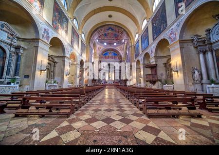 Autel et bancs de prière à l'intérieur de l'église Basilica del Carmine. Banque D'Images