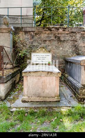 Tombe de Louise Weber, danseuse de CAN-CAN connue sous le nom de la Golulue, dans le cimetière de Montmartre, quartier de Montmartre, Paris, France Banque D'Images