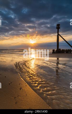 Portrait du lever du soleil sur la plage de Mundesley, North Norfolk, Royaume-Uni Banque D'Images