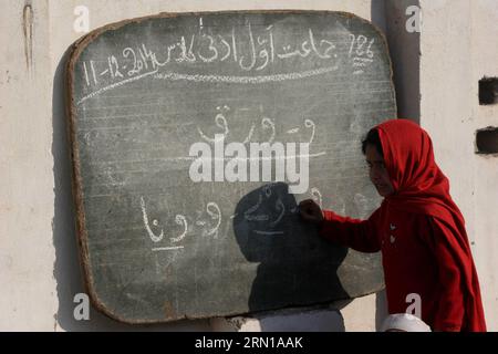 (141211) -- PESHAWAR, 11 décembre 2014 -- Une fille écrit sur un tableau noir pendant une classe dans une école publique dans le nord-ouest du Pakistan, Peshawar, 11 décembre 2014.) PAKISTAN-PESHAWAR-CHILDREN-EDUCATION AhmadxSidique PUBLICATIONxNOTxINxCHN Peshawar DEC 11 2014 une fille écrit SUR un tableau pendant une classe DANS une école publique du nord-ouest du Pakistan S Peshawar DEC 11 2014 Pakistan Peshawar Children Education PUBLICATIONxNOTxINxCHN Banque D'Images