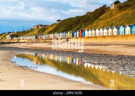 Élections des cabanes de plage sur la plage de Mundesley dans le nord du Norfolk, Royaume-Uni au lever du soleil Banque D'Images