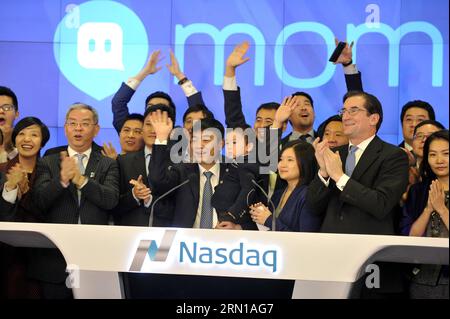 (141211) -- NEW YORK, le 11 décembre 2014 -- Yan Tang (C, front), fondateur et directeur général de la plateforme de réseaux sociaux mobiles Momo Inc. En Chine, assiste à la cérémonie de sonnerie de la cloche d'ouverture au NASDAQ à New York, aux États-Unis, le 11 décembre 2014. La plate-forme chinoise de réseaux sociaux mobiles Momo Inc. A coté ses actions jeudi sur le marché mondial SELECT du NASDAQ. La société a annoncé que son offre publique initiale de 16 millions d'actions dépositaires américaines (ADS) était au prix de 13,5 dollars américains par ADS pour une taille totale d'offre de 216 millions de dollars. US-NEW YORK-MOMO-NASDAQ-IP Banque D'Images