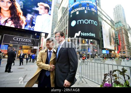 (141211) -- NEW YORK, 11 déc. 2014 -- Yan Tang (à gauche), fondateur et directeur général de la plate-forme de réseau social mobile chinoise Momo Inc.pose pour une photo avec Robert Greifeld, directeur général du groupe Nasdaq OMX devant le NASDAQ à New York, aux États-Unis, le 11 décembre 2014. La plate-forme chinoise de réseaux sociaux mobiles Momo Inc. A coté ses actions jeudi sur le marché mondial SELECT du NASDAQ. La société a annoncé que son offre publique initiale de 16 millions d'actions dépositaires américaines (ADS) était au prix de 13,5 dollars américains par ADS pour une taille totale d'offre de 216 millions d Banque D'Images