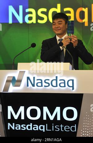 (141211) -- NEW YORK, le 11 décembre 2014 -- Yan Tang, fondateur et directeur général de la plateforme de réseaux sociaux mobiles chinoise Momo Inc. Assiste à la cérémonie de sonnerie de la cloche d ouverture au NASDAQ à New York, aux États-Unis, le 11 décembre 2014. La plate-forme chinoise de réseaux sociaux mobiles Momo Inc. A coté ses actions jeudi sur le marché mondial SELECT du NASDAQ. La société a annoncé que son offre publique initiale de 16 millions d'actions dépositaires américaines (ADS) était au prix de 13,5 dollars américains par ADS pour une taille totale d'offre de 216 millions de dollars. US-NEW YORK-MOMO-NASDAQ-IPO WANGXLEI Banque D'Images