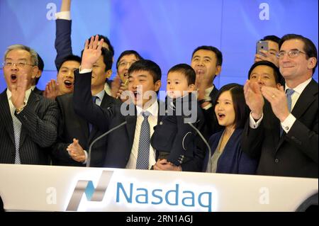 (141211) -- NEW YORK, le 11 décembre 2014 -- Yan Tang (C, front), fondateur et directeur général de la plateforme de réseaux sociaux mobiles Momo Inc. En Chine, assiste à la cérémonie de sonnerie de la cloche d'ouverture au NASDAQ à New York, aux États-Unis, le 11 décembre 2014. La plate-forme chinoise de réseaux sociaux mobiles Momo Inc. A coté ses actions jeudi sur le marché mondial SELECT du NASDAQ. La société a annoncé que son offre publique initiale de 16 millions d'actions dépositaires américaines (ADS) était au prix de 13,5 dollars américains par ADS pour une taille totale d'offre de 216 millions de dollars. US-NEW YORK-MOMO-NASDAQ-IP Banque D'Images