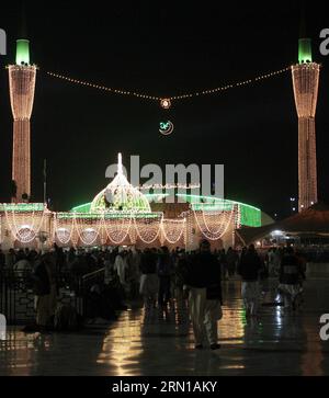 (141212) -- LAHORE, les dévots musulmans pakistanais se rassemblent au sanctuaire de Hazrat Ali Bin Usman, populairement connu sous le nom de Data Gunj Bakhsh, lors de la fête religieuse annuelle Urs dans l est du Pakistan à Lahore, le 11 décembre 2014.) PAKISTAN-LAHORE-RELIGIOUS FESTIVAL-URS JamilxAhmed PUBLICATIONxNOTxINxCHN Lahore les dévots musulmans pakistanais se rassemblent AU sanctuaire de Hazrat Ali am Usman populairement connu sous le nom de Data Bakhsh lors du Festival religieux annuel URS dans l'est du Pakistan S Lahore DEC 11 2014 Pakistan Lahore Festival religieux URS PUBLICATIONxNOTxINxCHN Banque D'Images