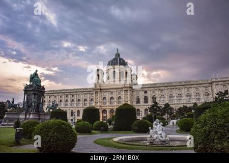 Le Kunsthistorisches Museum à Maria-Theresien-Platz au crépuscule - Vienne, Autriche Banque D'Images