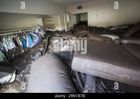 (141213) -- LOS ANGELES, 12 décembre 2014 -- des maisons enfouies par des rochers et des débris sont vues à Camarillo Springs, à environ 80 km au nord-ouest de Los Angeles, Californie, États-Unis, 12 décembre 2014. Une tempête s'est abattue sur le sud de la Californie, provoquant plusieurs coulées de boue, inondant les rues et coupant l'électricité à des dizaines de milliers de personnes vendredi après avoir amarré le reste de l'État avec de la pluie dont il avait grand besoin.) (Zjy) U.S.-LOS ANGELES-MUDSLIDE ZhaoxHanrong PUBLICATIONxNOTxINxCHN Los Angeles DEC 12 2014 Maisons enterrées par des rochers et des débris sont des lacs à Camarillo Springs environ 80 km au nord-ouest de Los Angeles Californie le U. Banque D'Images