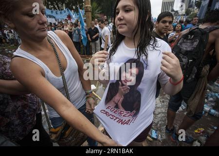 (141214) -- BUENOS AIRES, 13 décembre 2014 -- des personnes assistent à un événement marquant le 31e anniversaire du rétablissement de la démocratie, sur la Plaza de Mayo, à Buenos Aires, Argentine, le 13 décembre 2014. Martin Zabala) ARGENTINA-BUENOS AIRES-POLITICS-ANNIVERSARY e MARTINxZABALA PUBLICATIONxNOTxINxCHN Buenos Aires DEC 13 2014 célébrités assistent à l'événement marquant le 31e anniversaire de la restauration de la démocratie À la Plaza de Mayo à Buenos Aires Argentina LE 13 2014 déc Martin Zabala Argentina Buenos Aires POLITICS Anniversary e MartinXZabala PUBLICATIONxNOTxNOTxINxCHN Banque D'Images