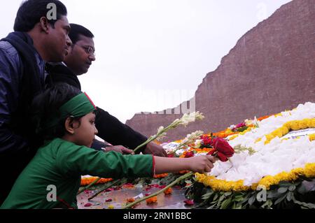 (141214) -- DHAKA, 14 décembre 2014 -- le peuple bangladais rend hommage avec des fleurs devant le Mémorial des intellectuels martyrs à l'occasion de la Journée des intellectuels martyrs à Rayerbazar à Dhaka, Bangladesh, le 14 décembre 2014. Le Bangladesh a célébré la Journée des intellectuels martyrs en commémoration du martyre des membres de l ' intelligentsia assassinés à la fin de la guerre de libération du Bangladesh. Les victimes de ce génocide étaient pour la plupart des universitaires éminents, des litterateurs, des médecins, des ingénieurs, des journalistes et d ' autres personnalités notables. (LYI) BANGLADESH-DHAKA-MARTYRED JOURNÉE DES INTELLECTUELS SHARIFULXISLAM PU Banque D'Images